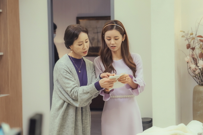 The marriage song Divorce Composition 3, which is only two times before the end of the film, released a behind-the-scenes cut with hard hair.TV CHOSUN weekend mini series Marriage Writer Divorce Composition 3 (Phoebe, Im Sung-han)/director Oh Sang-won/hereinafter, Girl Song 3) is a story about unimaginable misfortune to three attractive heroines in their 30s, 40s and 50s, and a drama about the discord of couples looking for a true love.Above all, Gongsong 3 has been ranked # 1 in the city hall rate of the same time zone for 14 consecutive times even in a powerful competition, proving its unwavering popularity in three seasons.Park Joo-Mi - Jean Soo-kyung - Lee Min-young - Jean No-Min - Moon Sung-ho - Kang Shin-hyo - Bubae - Ji Youngsan - Song Ji-in - Lim Hye-young - Park Seo-kyung - Lim Hanbin The back of the set was unveiled on April 27 and is drawing attention.Park Joo-Mi and Jean Soo-kyung, who were married in the drama first, proved the breath of fantasy with their opponents, Boo Bae and Moon Sung Ho.Park Joo-Mi and Jean Soo-kyung, who are in a bright wedding dress, have completed a beautiful visual than flowers in the wedding scene with Moon Sung-ho, a rich man who boasts a perfect suit fit with a colorful glamor.Park Joo-Mi and Bubae prepared for the filming and seriously watched the ambassador, and in the small shoot with Park Seo-kyung, the daughter of the play, they turned into a bright face and melted into the play.In addition, Jean Soo-kyung has raised the warmth with Moon Sung-ho and the Acting sum that can be seen from the first season.In the revival with Moon Sung-ho, who plays as a chemie fairy in the field, Jean Soo-kyoung laughed and Moon Sung-ho was attracted to the reversal with a smile that escaped from the colorless odorless charm.On the other hand, Lee Gyoung, Lee Min-young and Kang Shin-hyo, who were in crisis in the play, released various cuts to prevent tears of city halls.After filming the scene where the ghosts of Bu Hye-ryong (Lee Ga-ryeong) and Lee Min-young, who shocked the house theater, met, Lee Ga-ryeong and Lee Min-young closely monitored and smiled brightly.In particular, Lee and Lee Min-young, who made a laugh with a smile on the scene of wiping Kang Shin-hyos foot, focused on the filming of their parents Kim Eung-soo and Lee Jong-nam in the play and finished with a youthful authentication shot.In the meantime, Jean No-Min, Ji Young-san and Hye-sook Lee always showed passion with immersive aspect.Jeon No-Min, who does not put a script in his hand, Ji Young-san, who listens to the director, and Hye-book Lee, who watches the screen with real-time monitoring, shined professionalism.In addition, Song Ji-in expressed a pleasant atmosphere by expressing a playfulness with a sense of pose during the filming, and Lim Hye-young revealed the sincerity of repeating the practice before shooting the celebration scene.In addition, Park Seo-kyung and Hanbin, the mascots of the Join Song 3, left a cute authentication shot and caused the city halls to smile at the group mother.The song 3 was able to receive a hot love because there were actors who were united with affection for the work, the production team said. The actors continue to play until the final meeting.Please check the ending of the song 3 beyond imagination through this broadcast.