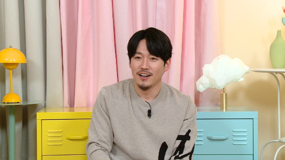 Kim Jong-kooks 25-year-old best friend Jang Hyuk will appear on KBS 2TV entertainment program The Rooftops Problem Son which is broadcasted at 8:30 pm on the 27th.On this day, Jang Hyuk appeared with the appearance, If the end of the program is a new program, it must come out unconditionally!, and said, We have friends of Yongchi Club such as Cha Tae-hyun and Hong Kyung-min to play (broadcast) pumasi with each other. ,I did not know why I had to do it, and I boxed as I told him. Kim Jong-kook was embarrassed and laughed.Jang Hyuk then revealed a special relationship with actor Jun Ji-hyun, who is the only actress to call her name. I can not speak well in the original, and Ji Hyun Lee has been practicing acting together since the third grade of junior high school.In the meantime, I became acquainted with the words naturally. In the past, TJ music video also added that Jun Ji-hyun appeared and boasted a special friendship with Jun Ji-hyun.In addition, Jang Hyuk and Kim Sook were found to be from the same Busan Dongraegu, and Jang Hyuk said, I know that I attended the same acting school as Kim Sook and I am under one jockey. Kim Sook said, Jang Hye-jin of parasitic, It is a famous acting institute in Busan that produced actors such as Kim Jung Tae and Ryu Seung Soo. Meanwhile, while the members were solving the problem, Lee Juck broke the shame rule and revealed the behind-the-scenes song at the wedding of actor Jun Ji-hyun.Jun Ji-hyuns extraordinary request technology and celebration that captivated Lee Jucks heart at once are revealed, and the audiences curiosity is getting more and more curious.
