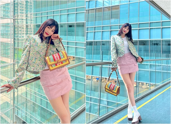 Group Red Velvet Joy showed off her freshnessJoy posted several photos on her Instagram account on Wednesday, along with yellow and green heart emoticons.In the open photo, Joy is posing in a pink skirt on a flower pattern jacket.Joy, who adds cute charm with short-cut bangs, shows off her freshness in bright fashion.Meanwhile, Red Velvet, to which Joy belongs, recently released his new mini album, The Reve Festival 2022 - The Reve Festival 2022 - Feel My Rhythm.Joy is currently in a public relationship with singer Crush.Photo: Joy Instagram