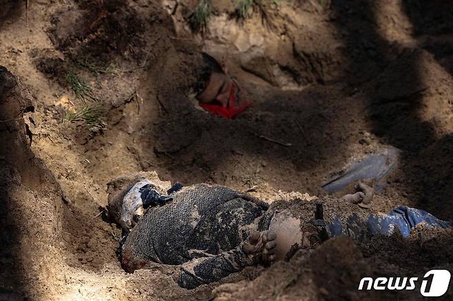 4일 (현지시간) 우크라이나 군이 탈환한 수도 키이우 인근 부차의 집단 묘지에서 러시아 군이 학살한 주민의 시신이 보이고 있다. © AFP=뉴스1 © News1 우동명 기자