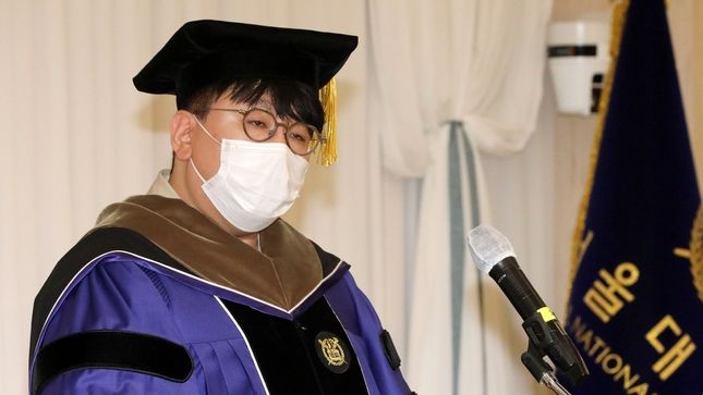 방탄소년단(BTS)을 키워낸 방시혁 하이브 이사회 의장이 28일 자신의 서울대 경영학 명예 박사 학위 수여식에 참석해 답사를 하고있다./뉴시스