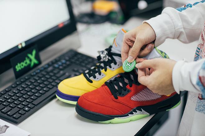 미국 리셀 플랫폼 스톡엑스의 홍콩 검수센터에서 스니커즈 검수가 이뤄지고 있다. 사진 스톡엑스