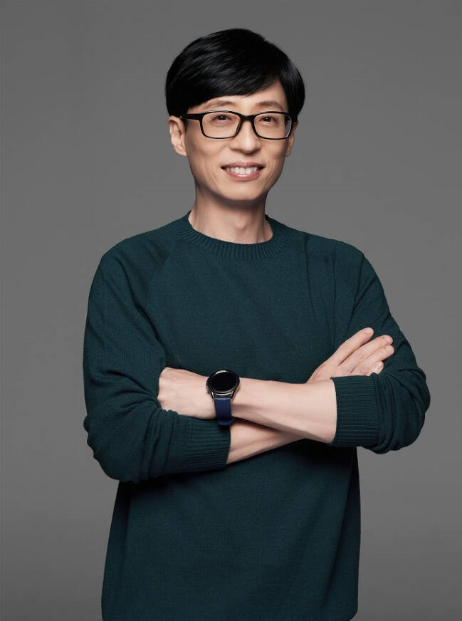 Yoo Jae-Suk has fallen into the biggest The Dilemma since his debut.Since President-elect Yoon Seak-ryul appeared on tvN You Quiz on the Block on the 20th, there has been a growing demand for the host, Yo Jae-Suk, to announce his position.President Moon Jae-in, Prime Minister Kim Bu-gyeom and Governor Lee Jae-myungs proposal to appear is to explain what logic it is that You Quiz on the Block, which refused, starred in the election of Yoon Seak-ryul.They are asking Yoo Jae-Suk why he gave up appearing after hearing from the production team You Quiz on the Block that Yoo Jae-Suk is extremely cautious about the appearance of politicians.However, Yoo Jae-Suk is in a difficult situation to announce his position.The decision of the cast of You Quiz on the Block is not done by Yo Jae-Suk.While Yoo Jae-Suk may be able to express his opinion, the final decision is made by PD and CJ ENM crews; it is not fair to hold Yoo Jae-Suk accountable.Under these circumstances, the agencys antenna said it would legally respond to malicious comments, saying it protects Yoo Jae-Suk, although it is a quick response.The appearance of the You Quiz on the Block by the two-time Yoon Seak-ryul did not help anyone.There were many overlapping parts with the contents of the existing broadcasts, and the amount was shortened because it was not particularly fun.So is Yo Jae-Suk free from all responsibility, not so, you have to ask if the content of Yo Jae-Suk, which is now being shown to the public, is competitive.In his 91-year debut, 32-year-old broadcaster Yoo Jae-Suk is a powerless presence, and in the long-running process, there have been some anti-and-negative elements that have unknowingly been created.It is because the power given by the public is not used for new and meaningful things, but it is also because it stays in my family.In what are you doing playing, people cheered when you used to be a bucca for a trot singer and a Top Model, and now they are the Feelings they do without meaning.The running man and six sense are also Feelings with certain factions in relation to Yo Jae-Suk, and the word yo Jae-suk longevity entertainment is not very good.The only thing that is okay is play oil because Yo Jae-Suk does it alone.Viewers also participate as players to communicate between the two, and it is good to see Top Model in newness.In the meantime, Kim Tae-ho PD has made the power of Yo Jae-Suk balanced.Kim Tae-ho was fun to content the power of Yo Jae-Suk rather than checking Yoo Jae-Suk.When Kim Tae-ho slips out, Yo Jae-Suk is shaking and shaking alone. To solve this problem is the beginning of the Yo Jae-Suk The Dilemma solution.