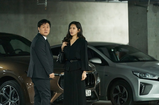 The scene of the secret The Slap was captured by Green Mothers Sams Club Actor Cho Ja-hyeun and Yunkyoung The Bounty.From the first broadcast, JTBC Wednesday-Thursday evening drama Green Sams Club (played by Shin Iwon/director Lahana) was ranked # 1 for the third consecutive week of Wednesday evening drama. There are signs of another storm surge between the Yaungho and Park Yunju (the resident).As soon as they saw each other, Chun-hee and Lee Man-soo, who attended the meeting as parents of their own children in the upper part of the building, could not hide their embarrassment at once and formed an awkward airflow.Then, Chun-hee expressed his firm and sincere stance to Lee Man-soo, who is in contact again, saying, Do not interfere in my life.Especially, this person, who is still asking if he is caught and living, felt cold but sad compassion in the words of Chun-hee.Lee Man-soo, who quietly helped Chang Chun-hee, who was a hot-buttoned nurse when he was a new nurse, convinced him why he was embarrassed when they encountered him in the upper class while his past history was uncovered.In the photo released, the meeting between Yunkyoung The Bounty and Chun Chun-hee, who seemed to never be alone again, attracts attention.The dangerous appearance of the two people in the Sangwi-dong, where the words spread even though the expression of Chun-hees sensitive expression in the parking lot and the careful Lee Man-soos behavior are not spread all over the place, cools viewers conversation.The sighting of the spectacle adds to the shock that Lee Man-soos wife, Park Yunju.In addition, Park Yunju was unable to pass on the words of Chun-hee, who threw his husbands spine as if he were going to bend.As such anxiety has become a reality, I feel deep confusion in the eyes of Park Yunju, who looks at the two people in front of me.In addition, Byun Chun-hee also framed Lee Eun-pyo (Lee Yo-won) and Louie (Roy (Choi Kwang-rok) to avoid responsibility in the death of Seo Jin-ha (Kim Kyu-ri).She also wonders what attitude she will take if she is misunderstood by her past history with Lee Man-soo, and how Park Yun will cope with this situation.In this way, the Sangwi-dong is expected to see a more intense blue due to the network of entangled neighbors and expect future development.