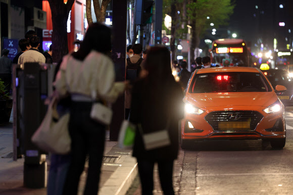 사회적 거리두기 해제로 밤에 택시 잡기가 너무 힘들어지자 서울시가 택시 심야할증 적용시간을 밤 12시에서 10시로 두 시간 앞당기는 방안을 검토하고 나서 논란이 일고 있다.연합뉴스
