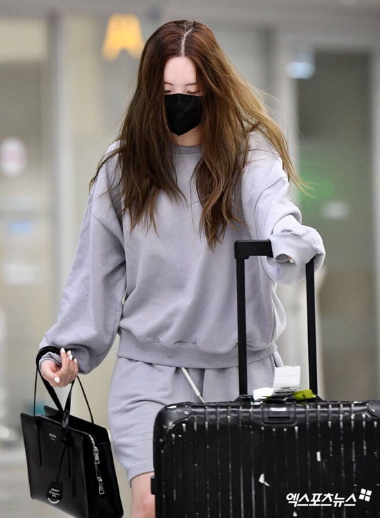 Singer Sunmi has been at the centre of controversy, driven into a liar; the key is Xiao Tong.Sunmis issue of Xiao Tong with reporters at Incheon International Airport on the 26th has spread to controversy.However, the manager moved to another place before Sunmi came out, and half of the reporters stayed at A Golden Gate Bridge.A short time later, Sunmi appeared at A Golden Gate Bridge, not B Golden Gate Bridge, and moved quickly after bending his head as if he were embarrassed to find the reporters.Sunmi, who has been proud of his unique and stylish charm and has been proud of his unique airport fashion.It is strange that Sunmi, who has been in his debut for 15 years since the group Wonder Girls, has become a liar simply because of the Xiao Tong problem of his agency.Celebrities cant always smile brightly and take poses in front of reporters, which is a part that they can understand enough according to the condition or situation of the time.Also, if you have been actively taking pose and revealing your charm like Sunmi, you will not know the importance of Xiao Tong.Photo: DB, Sunmi Instagram
