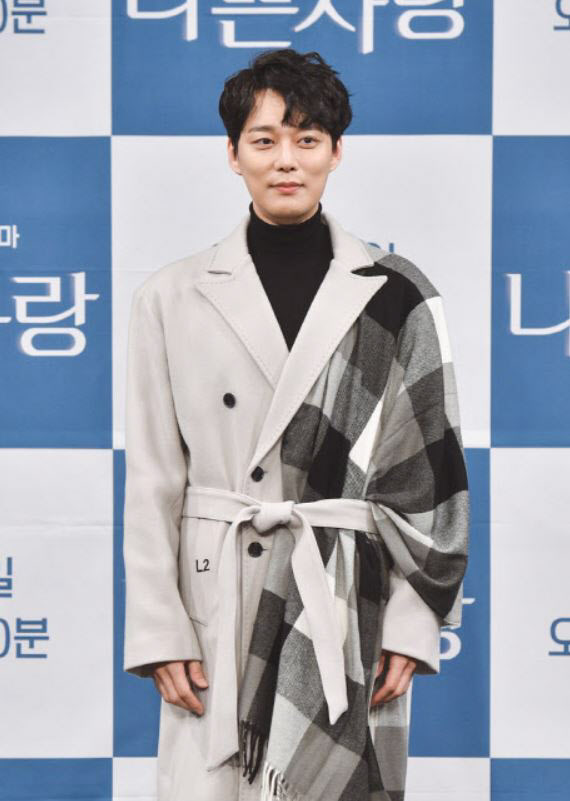I am sorry and sorry for the inconvenience caused by the past of Jeon Seung-bin, said Starh Entertainment, a subsidiary of Jeon Seung-bin. The time when the complainant claimed to have been assaulted, Jeon Seung-bin was not at home and had already submitted evidence at the Susa stage of the police that there was no assault or ranting.In addition, if there were such matters at the time of the divorce settlement, the divorce would not have been established, he added. We hope that the case will be sent to the prosecution and is currently in Susa, so please refrain from speculative reports.Jeon Seung-bin and Hong In-young married in May 2016 and divorced in April 2020.Hong In-young sued Jeon Seung-bin at the Gyeonggi Daily Eastern Police Station for alleged domestic violence in two years after divorce and was sent to the Goyang District Prosecutors Office of Uijeongbu District Prosecutors Office.Jeon is receiving Alleged for swearing and verbal abuse during a verbal battle with Hong In-young in March 2019, and is receiving Alleged for strangling Hong In-young in November of that year.Hong In-young reportedly claimed that Jeon Seung-bin assaulted him for two hours, including dragging him by the hair.Meanwhile, Jeon Seung Bin became a legal couple last year after reporting marriage with Shim Eun-Jin from Baby Vox.Hello, Im Starhew Entertainment, an actors agency, Jeon Seung-bin.First of all, I am sorry and sorry for the inconvenience to many people because of the past of Jeon Seung Bin.As the legal representative said in an interview, the police Susa has already submitted evidence that the complainant was not at home and that there was no assault or ranting at the time of claiming that the complainant was assaulted.In addition, if there were such matters at the time of divorce settlement, the divorce would not have been established.Currently, this case is being sent to the prosecution and Susa is in the process of avoiding speculative reports, and actor Jeon Seung-bin and his agency believe that the truth will be clarified in the prosecution Susa.Thank you.