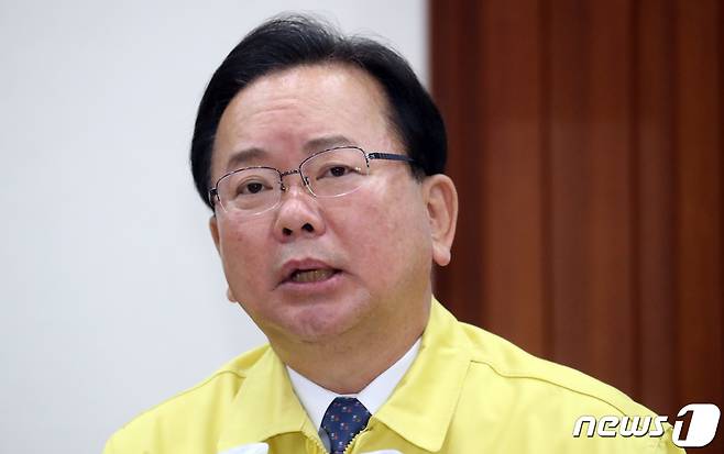 김부겸 국무총리가 지난 22일 서울 종로구 세종대로 정부서울청사에서 열린 코로나19 중대본회의에서 모두발언을 하고 있다. 2022.4.22/뉴스1 © News1 김명섭 기자