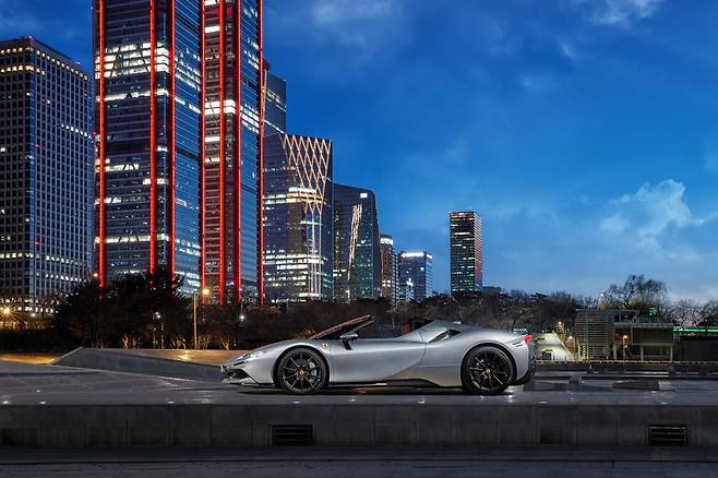 페라리 SF90 스파이더와 서울 도심을 배경으로 한 한국속에서 캠페인 이미지.