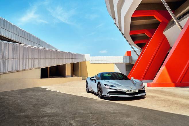 페라리 SF90 스파이더와 서울 도심을 배경으로 한 한국속에서 캠페인 이미지.