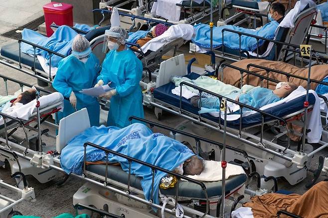코로나19 감염자가 폭증한 홍콩의 한 임시 치료시설 / 사진=블룸버그