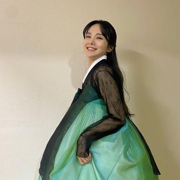 Song So-hee, a Korean traditional musician, showed off her beautiful hanbok figure.In the open photo, Song Sohee is smiling at the camera wearing a black see-through jacket that is inside a non-flavored hanbok skirt.In the picture in a black jacket, she poses with a bouquet of flowers; she has perfected both hanbok and everyday clothes with her watery beauty.Especially, it attracted the attention of those who saw it as a more mature atmosphere.