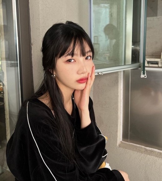 Girl Group Red Velvet member Joy (real name Park Soo-young and 25) shared her daily life.On the afternoon of the 29th, Joy posted several photos on his social media, adding no comment.Idol visuals catch the eye at once. Joy was impressed with his brilliant features and golden ratios.In particular, the unique styling around the shoulders and pelvis attracts attention: Joy, who is also proud of his unique sense of plain clothes, is also a perfect figure of costumes with a slim body.Red Velvet, to which Joy belongs, acted as his new mini-album The Reve Festival 2022 - The Reve Festival 2022 - Feel My Rhythm on the 21st of last month.Joy is in love with singer Crush (real name Shin Hyo-seop and 29).