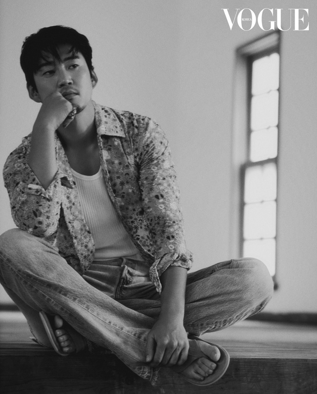 Yoon Kye-sang has emanated an overwhelming charisma.Just Entertainment recently released an actor Yoon Kye-sang pictorial with fashion magazine Vogue Korea on April 29.Yoon Kye-sang in the public picture showed a perfect visual with a dark masculine beauty and charisma.Throughout the filming, he tried to show the Yoon Kye-sang itself without any decoration. He actively took a picture shoot with a deeper look and a pose as much as a model, and he showed his unique charm without hesitation.The styling that gave the ring to the black color TV jacket, the black color TV best, jeans, black color TV long jacket, shirt, and the look of Yon Kye-sang, who has a unique physical and chic atmosphere, has impressed.In an interview after filming, Yoon Kye-sang asked what he liked about the character of Cha Min-hoo in Disney + original Kiss Six Sense. I have been curious about what is not realistic these days.Is there really no superpower in this world? This drama is a story in a way.I had a urge to live with my superhuman ability, so I was Choices. When asked about what part of the acting has changed the most, he said, I have a wider understanding of people, but I am a little afraid of understanding it.I think that bad people understand that when I play that role, it might not be good, and I already answer the question at the time of my life.Its a strange experience, and Im confused about whether its my memory or the memory of the drama character.It is also important to take on various characters as an actor, but I feel that my life is also precious.I try to live my life, he said, even though he had serious thoughts about the troubles he was experiencing as an actor.Finally, everyone was admitted to the movie Crime City, but when asked if it was time to believe in himself rather than always pushing for harder work, he said, It is a really strange moment.If you take a picture with confidence, you will regret it without hesitation. It is better to take it with confidence and anxiety.I have to be terrible, so I have a feeling that I can not do more than this. 