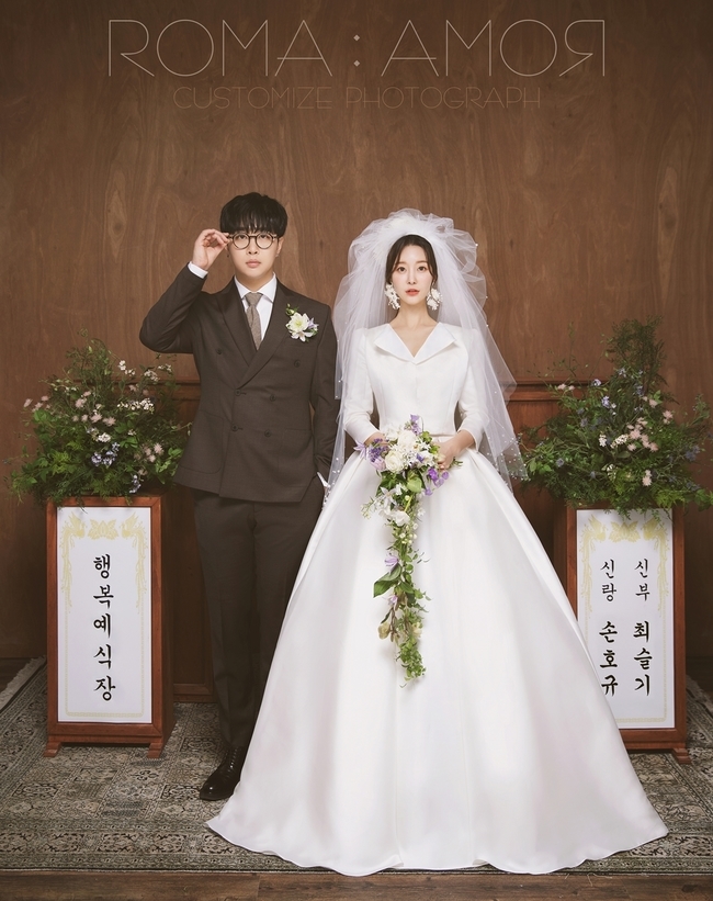 Singer Son Hyo-kyu Choi Sleugi is getting married.Happy Merid Company released a wedding picture on April 29, saying, Son Hyo-gyu and Choi Sul-gi will have a wedding ceremony on May 21st in Suwon, Gyeonggi Province.Son Hyo-gyu and Choi Seul-gi in the public wedding photo rob their eyes with the visuals of pre-married couples. Honey drips from their eyes.Sohn Hyo-gyu said, I am happy and happy. He expressed his affection for Choi, who is a preliminary bride, saying, I am a wise and caring person.
