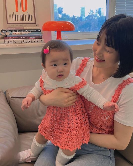 Actor Han Ji-hye seems to be short of boasting of Moy Yat, the precious daughter she earned 11 years after her marriage.His SNS is full of pictures of his daughter, as he wants to show people as he is a daughter in a difficult arms.Han Ji-hye is going through her SNS to go to the daily life with her almost Moy Yat daughter, Yunsul.On the 28th, he posted a video and a video on his SNS on the 28th, Father leave .. rushing to Father when he is half-time.In the video, Han Ji-hyes daughter smiles as she crawls hard and goes to Father as Father enters the house at work.Han Ji-hye also revealed that he would not fall away from Father, saying, I will not go to my grandmother at the end.In addition, Han Ji-hye is attracting the attention of her mother followers who raise Christina Aguilera by going to various daily life with her daughter from her daughters interest to going to the hospital.On the 24th, she posted a picture of her daughter Yoon-seul and said, I suddenly vomited all the second baby food and went to the hospital yesterday.I did not have a fever, but I went to pediatrics in case! Han Ji-hye said, I went to the emergency room if I was sick on Sunday, but I was just a bit sick. I was worried that I was vomiting a lot, so the doctor assured me that I ate a lot.I am glad that I have a good baby, he said, revealing the video of his daughter in Fathers arms.Other than that, the remote control of interest.I like the remote control, said the video of my daughter playing with the TV remote control. I lie down at night and sleep at night, but I have to sleep in the daytime.Daughter. If it were our Father...Fathers first fisherman. Christina Aguilera, reject.If you are up, you will be a faint, he said. He also posted a picture of his husband trying to put his daughter on a sack.Han Ji-hye is also getting sympathy with Moy Yat, who is wearing a couple of daughters and a couple of photos.han ji-hye SNS
