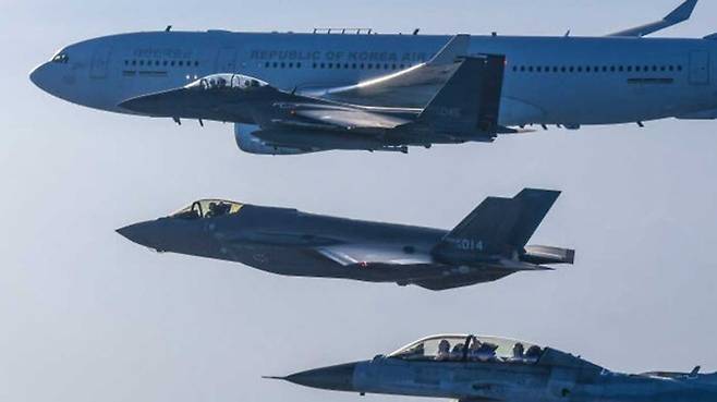 홍범도 장군의 유해를 실은 공중급유기 KC-330을 공군 전투기들이 에스코트하고 있다.