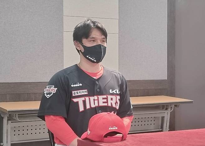 KIA 타이거즈로 트레이드된 박동원이 4월24일 서울 고척 스카이돔에서 열린 프로야구 키움 히어로즈와의 경기 전 KIA 유니폼을 입고 취재진과 인터뷰하고 있다.ⓒ연합뉴스