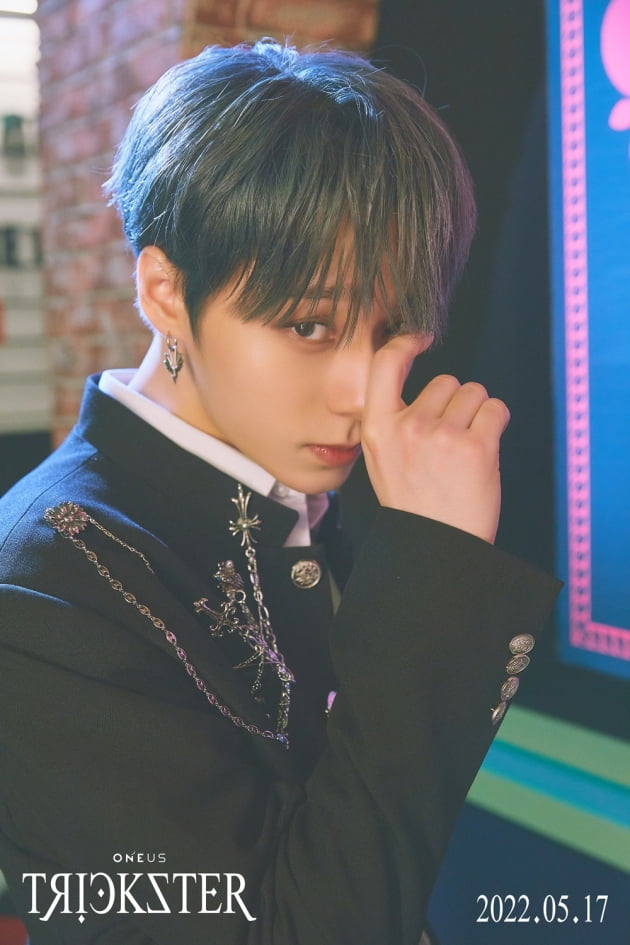 A member of the group OneEarth (ONEUS) Hwan-woong scrambled as the second runner of the solo concept photo.RBW released a solo concept photo of member Hwan Woong, which contains the concept of the seventh mini album TRICKSTER (Trickster) through the official SNS of One Earth on the 30th.In the open photo, Hwanwoong is emitting charisma with a cynical expression and eyes.The leather jacket of the stud detail, the bold choker accessory, and the point makeup with the cubic under the eyes stimulated the fan with a chic funky mood.Through this concept photo, Hwanwoong has transformed into a Repulsion young Alvin and the Chipmunks: The Road Chip, and imprinted various charms.In particular, the frame and heart-shaped logo reminiscent of the card further raise the curiosity about the concept of the new mini album TRICKSTER.Hwan Woong participated in the new albums title song Bring it on choreography and showed the ability of the main dancer in the team.Fans are expecting the performance as they have been the mainstay of performances on various stages and have shown perfect stage digestion power in any song.In addition to the main dancer, there is a keen interest in the versatile performance of Hwanwoong, who is in charge of sub-vocals.One Earth announced its new mini album TRICKSTER on May 17 and announced its launch with a hidden card that reverses the music industry with the title song Bring it on.Following the first member Seo Ho, the solo concept photo of Hwanwoong has been opened, and the curiosity about the members to be released later is increasing.The title song Bring it on was supported by hit makers Lee Sang-ho and Seo Yong-bae from the RBW, led by producer Kim Do-hoon, and the Inner Child (Mono Tree) was launched, and the member Raven participated in the songwriting to enhance the perfection.