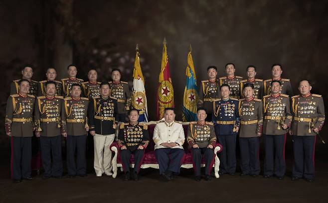 북한 김정은 노동당 국무위원장이 지난 25일 조선인민혁명군 창건 90주년을 맞아 진행된 열병식을 지휘한 군 장성들을 만나 ‘격려’했다고 30일 당 기관지 노동신문이 보도했다. 사진은 김 위원장(사진 가운데)이 박정천(왼쪽) 당 중앙군사위 부위원장, 리영길(오른쪽) 국방상 등과 함께 기념사진을 찍고 있는 모습.(사진=뉴스1, 노동신문)