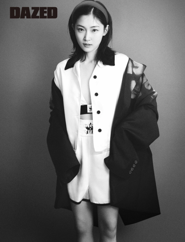 Fashion magazine Daised released an unusual picture of new Actor Park Yoo-rim through the May issue.In the public picture, Park Yoo-rim showed her unique style of fashion and unique makeup perfectly with her own atmosphere and showed her rising star.More pictures and Interviews filled with Park Yoo-rims charming appearance can be found in the May issue of Daised, the homepage, and the official SNS channel.