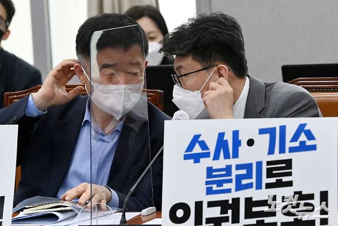 지난 29일 서울 여의도 국회에서 열린 운영위원회에서 더불어민주당 진성준 원내수석부대표와 강득구 위원이 대화하고 있다. 이날 운영위는 국민의힘이 불참한채 중대범죄수사청(중수청) 발족 논의를 위한 사법개혁특별위원회(사개특위)를 국회 특위로 설치하는 결의안이 의결됐다. 윤창원 기자