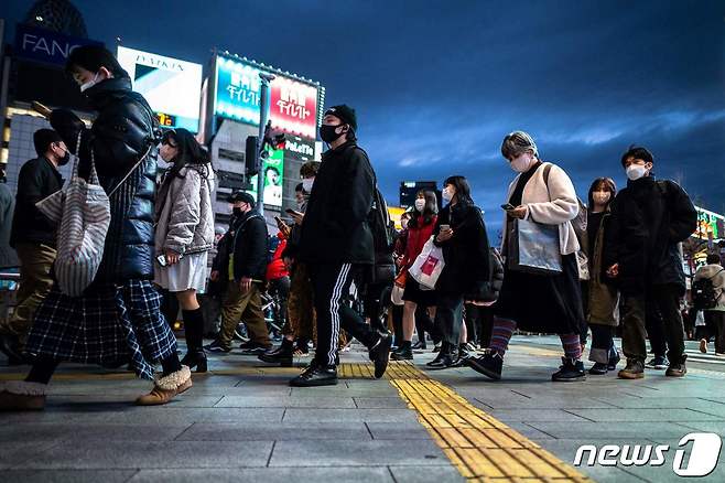 30일(현지시간) 일본 도쿄 신주쿠 거리에 마스크를 쓴 시민들이 걸어가고 있다. 2022.01.30 © AFP=뉴스1 © News1 정윤미 기자