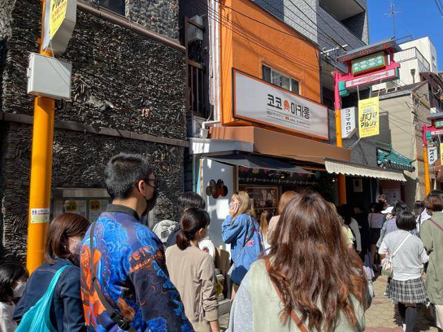 4월 30일 오후, 오사카시 소재 ‘오사카 이쿠노(生野) 코리아타운’에 있는 한국식 마카롱 가게 앞에 젊은 여성들이 줄 지어 차례를 기다리고 있다. 오사카=최진주 특파원