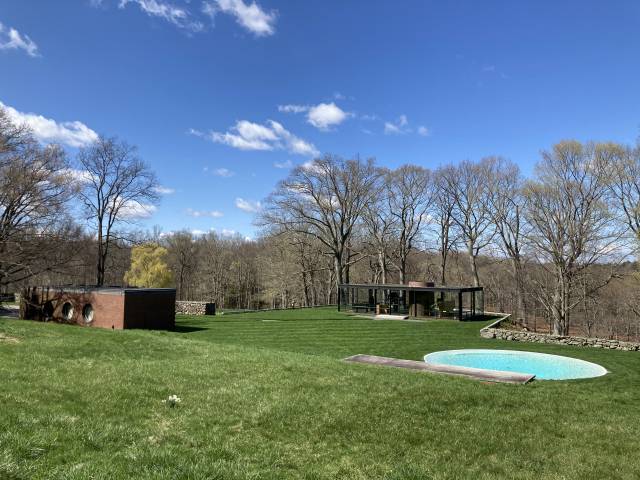 건축가 필립 존슨 본인이 거주하던 '더 글래스 하우스'(오른쪽)와 방문한 손님용을 위한 '벽돌 하우스'는 개방과 밀폐의 대조를 보여준다.