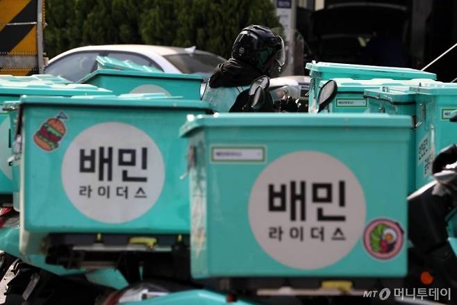 2020년 4월6일 서울 마포구 배민라이더스 중부지사에 배달 오토바이가 줄지어 서있다. 사진은 기사와 직접적인 관련이 없음. /사진=이기범 기자 leekb@