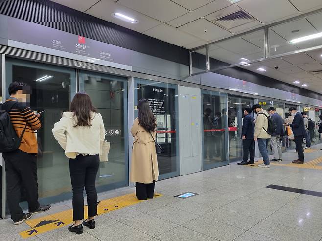 2일 오전 7시50분께 서울 강남구 지하철 9호선 신논현역 승강장 내부에서 급행열차를 타기 위해 대기하고 있는 시민들 모습. 마스크를 쓰지 않은 시민이 보이지 않는다. 김영철 기자