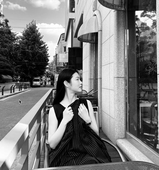 Actor Shin Ye-eun created a pleasant atmosphere with black and white photographs.Shin Ye-eun posted a photo on her SNS on the 2nd.The new man is wearing a dress and covering his jacket, with long straight hair and shy smiles creating a pure atmosphere, and he has shown perfect appearances not only in front but also in the side.On the other hand, Shin Ye-eun is currently DJing KBS Cool FM Raise the volume of Shin Ye-eun