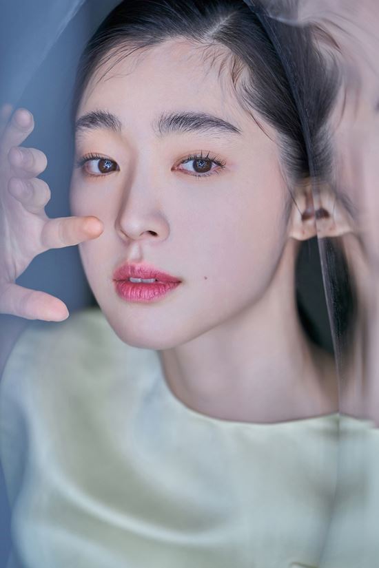 The Sound of Magic Choi Sung-eun has released a visual explosion behind-the-scenes cut through official SNS.On the 2nd, Choi Sung-euns official SNS revealed the behind-the-scenes cut of fashion magazine W.Choi Sung-eun in the public photo gazed at the camera with clear eyes, creating a mysterious and overwhelming aura, and at the same time making him feel the freshness of the new actor.In addition, the cut in black costume showed a fantasy atmosphere of The Sound of Magic with magic material and showed various charms.The Netflix series The Sound of Magic, which is the main character of Choi Sung-eun, is a fantasy music drama about the story of a mysterious magician Lee Eul who suddenly appears in front of a girl Yoon Ai (Choi Sung-eun) who lost her dream and a boy Nile (Hwang In-yeop), who is forced to dream.Choi Sung-eun is a music drama, singing and choreography directly.On the 28th, the OST of The Sound of Magic, which was premiered, showed sweet and warm emotional vocals through Do You Believe in Magic?It is called a fantasy new artist and has raised expectations for works and genres.Choi Sung-eun debuted as a red-haired small-size actor in the movie Start.Actor who won the New Actress Award at the Chunsa Film Festival and received the attention of criticism. Since then, he has been loved by SF8-Space Joan and JTBC drama Monster, called Monster Newcomer with fresh masks and performances.In the movie Future of Ten Months, which was released last year, she played the role of the main character Future and realistically portrayed the life after the pregnancy of a woman in her 20s. She contributed to the award of Honorable Mention at the 20th New York Asian Film Festival and was nominated for the 58th Baeksang Arts Award.Meanwhile, the Netflix series The Sound of Magic, starring Choi Sung-eun, who is on such a unique footpath, will be released around the world on Netflix on the 6th.Photo = Choi Sung-eun Official SNS