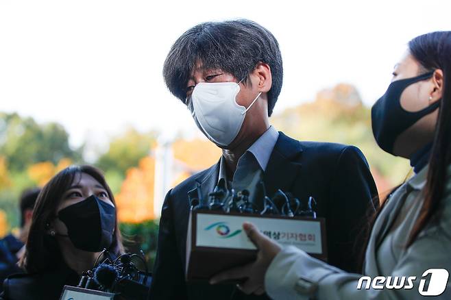 경기 성남시 대장동 개발사업 특혜 의혹의 핵심 인물 중 한 명인 남욱 변호사가 지난해 11월3일 서울 서초구 중앙지방법원에서 열린 영장실질심사에 출석하고 있다.(자료사진) 2021.11.3/뉴스1 © News1 안은나 기자