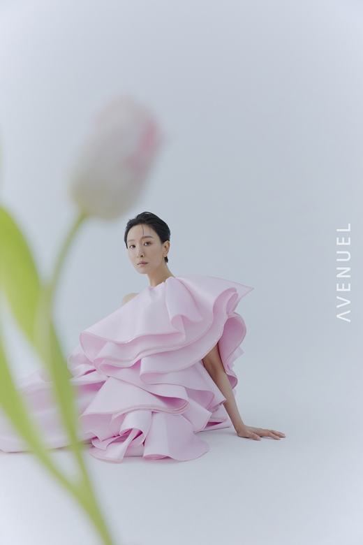 Luxury fashion magazine Avenuel has released a picture of actor Seo Jae Hee.Seo Jae Hee revealed various aspects through the May issue of Avenue El and told various stories through interviews.Seo Jae Hee has produced a dreamy and dreamy look of short cut, which is contrary to the 90s news anchor and charismatic career woman Shin Jae-kyung, which was shown in the TVN Saturday drama Twenty-five Twenty-one recently.Through the interview, Seo Jae Hee told the story of his life with his companion, why he recently expanded his activities with acting as a camera actor after 20 years as an actor in the theater stage, his values ​​as an actor and small daily life through various works.Seo Jae Hee made a deep impression on the first appearance of the drama with his unique sophisticated appearance and acting in the JTBC drama Run On last year as a director of the agency.In the next day, Coupang Play One Day, a charismatic lawyer, Park Mi-kyung, JTBC Council City, is a mother-in-law, Oyelin, who is full of pussy, and Kim Tae-ris mother, Shin Jae-kyung.In addition, JTBCs new drama The youngest son of the chaebol house starring Song Jung-ki and Lee Sung-min, who are currently filming, is the owner of a great pride that combines beauty and intelligence.
