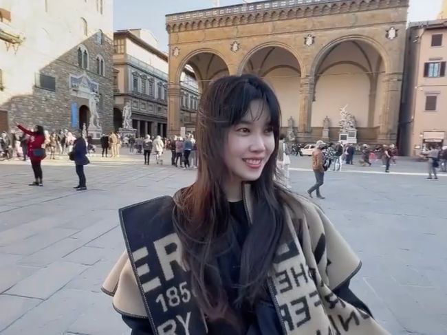 Singer and musical actor Bae Da Hae reminisced about her honeymoon with her husband, band Peppertons Lee Jang-won.We like our favorite Florence honeymoon (luna di miele) #firenze last #fresh, Bae Da Hae posted on social media on Thursday.The video showed Bae Da Hae looking around the square of Florence in Italy.The hair that naturally spreads in the wind and the appearance of Bae Da Hae reminded me of a scene in CF and impressed me.Bae Da Hae is a singer from the group Vanilla Lucy and currently serves as a musical actor; he married Lee Jang-won last November, making headlines.Bae Da Hae SNS.