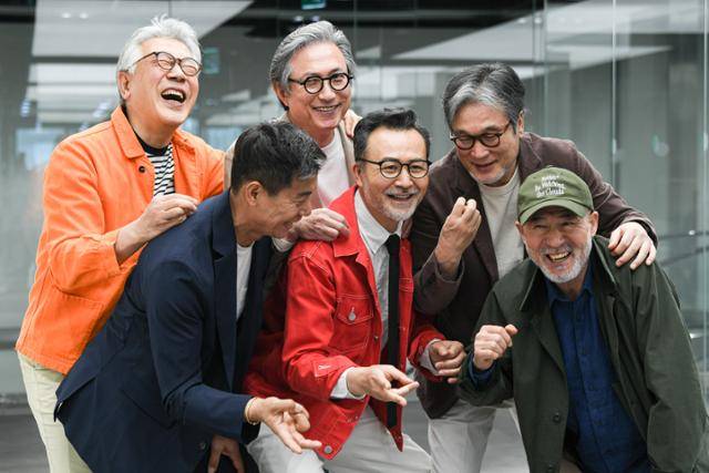 평균 나이 63.5세 패션 인플루언서들 그룹 '아저씨즈' 멤버들이 익살스러운 표정을 지으며 틱톡 영상 촬영에 한창이다. 세월에 그을려 생긴 주름과 하얗게 센 수염이 무색하게도 이들은 '트렌드의 최전선' 틱톡을 주무대로 활동한다. 왼쪽 끝부터 이건화, 이정우, 김재우, 정승훈, 홍인국, 정병선씨. 중앙에 선 정승훈씨는 권 대표의 의상을 그대로 받아 입었다. 김하겸 인턴기자