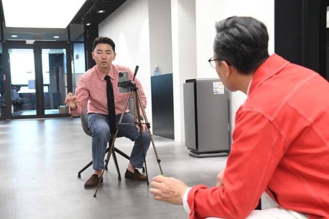 '더뉴그레이'를 이끌고 있는 권정현 대표가 서울 동대문구 장충동 무신사 스튜디오에서 시니어 인플루언서 정승환씨에게 포즈를 코칭하고 있다. 배우한 기자