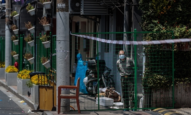 코로나 봉쇄 울타리를 두른 中 상하이 주거단지의 모습. EPA연합뉴스