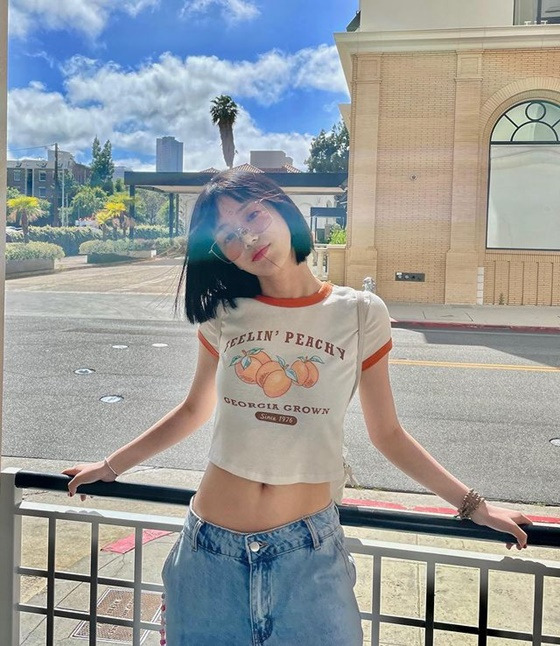 On the 4th, Yubi posted photos of her peach-shaped emoticons in LA, USA.In the photo, Lee Yu-bi is walking around LA in croppies and low-rise pants. Her narrow waistline attracts attention.Here, various styling such as knife hair, chimp bang, tint sunglasses add cute yet hip charm.