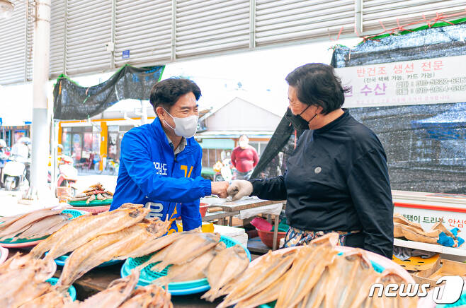 김대중 후보가 시장에서 상인과 인사를 나누고 있다.© 뉴스1