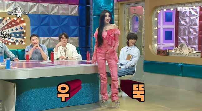 MBC Radio Star, which aired on the 4th, featured a special feature of the performance with Cy, Sung Si Kyung, former So-yeon and Lee Seung-yoon.On this day, So-yeon showed a 25cm kill heel that he was wearing Kill Hill as he could never give up on the stage.Ahn Young-mi was surprised that Seo In-young did not wear it to this height.Its important that its high in no condition, said former So-yeon.I feel confident when I look down on someone, he said, explaining why he wears Kill Heel, saying, I have to wear it high because I am 10cm tall from the members.The former So-yeon also showed off his three-stage transformation before he took the stage, the first with a charismatic expression that raised his temples, and the second with a feeling bad imagination.The last one was I usually walk on the day of walking on the Tunnel Tunnel, and he also presented the final version of the three-stage transformation.Photo Sources  MBC
