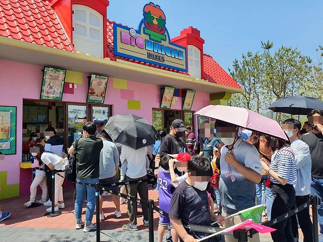 5일 오후 12시 30분쯤 강원도 춘천시 중도동 레고랜드 안 식당 앞에 방문객들이 줄을 서고 있다. /오귀환 기자