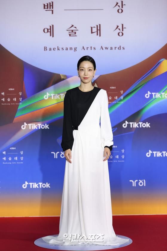 Actor Kim Shin-rok poses at the 58th Baeksang Arts Grand Prize red carpet event held at the Korea International Exhibition Center in Goyang Ilsan, Gyeonggi Province on the afternoon of the 6th.The Baeksang Arts Awards, the only comprehensive arts awards ceremony in Korea that includes TV, film and theater, will be held at the 4th Hall of the Korea International Exhibition Center in Goyang Ilsan from 7:45 pm on May 6.You can meet live on JTBC, JTBC2 and JTBC4. It will be broadcast live on TikTok.