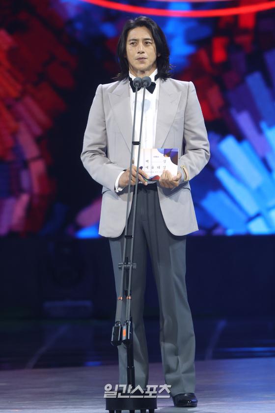 Actor Ko Soo is calling the winner of the TV and film arts awards at the 58th Baeksang Arts Awards held at the Korea International Exhibition Center in Goyang Ilsan, Gyeonggi Province on the afternoon of the 6th.The Baeksang Arts Awards, the only comprehensive arts awards ceremony in Korea that includes TV, film and theater, will be held at the 4th Hall of the Korea International Exhibition Center in Goyang Ilsan from 7:45 pm on May 6.You can meet live on JTBC, JTBC2 and JTBC4. It will be broadcast live on TikTok.