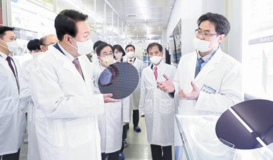 윤석열 대통령 당선인이 지난달 29일 대전 한국과학기술원(KAIST) 내 나노종합기술원을 방문, 반도체 연구 현장을 둘러보던 중 반도체 웨이퍼를 살펴보고 있다. 연합뉴스