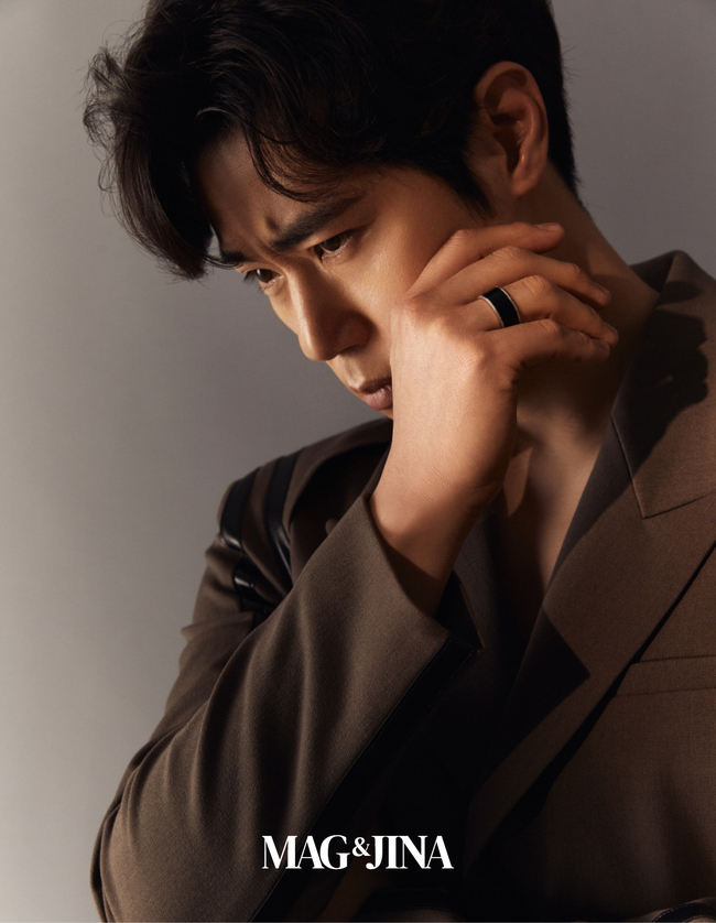 Kim Kang-woo showed off his decadent and dim vibe.Kim Kang-woo recently accessorised the cover of McAngies Magazine.Kim Kang-woo, in the public picture, showed off his charm of reversal with a cool and warm appearance like Jung Jun-hyuk in the recently-released JTBC drama The Works City.Kim Kang-woo, who has been in the company for more than 20 years since her debut, has been candid about her acting style in an interview.I dont think its a burden for those who see me to play it comfortably.When My Love Blooms expresses the Blow-Up, I have a bad acting, he said.Kim Kang-woo also asked what kind of actor he would like to be remembered as over the years, saying, I hope everyone can not do that, but I hope someone can recover their hurt and sad heart.