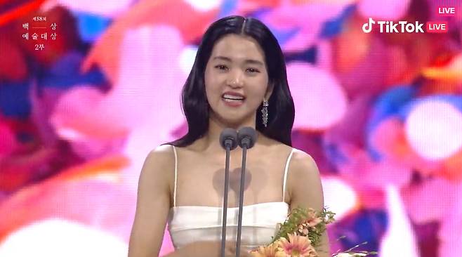Actor Kim Tae-ri has been honored with best acting award.On the 6th, the 58th Baeksang Arts Grand Prize was broadcast live on JTBC at the 4th Hall of KINTEX 1st Exhibition Hall in Ilsan, Gyeonggi Province.The Baeksang Arts Grand Prize, which had been held in the aftermath of Corona 19, faced audiences in two years as the guidelines for prevention were eased.Shin Dong-yeop, Suzie, and Park Bo-gum took MC, and popular culture artists who played an active role in TV, film, and play attended.Actor Shin Ha-gyun and Kim So-yeon, who were the awards winners of the TV category, came out.Kim Tae-ri of Twenty Five Twinty One, Kim Hye-soo of Boy Judge, Park Eun-bin of Yeonmo, Lee Se-young of Red End of Clothes Retail, and Han So-hee of My NameThe lead role in the best acting award was Kim Tae-ri from Twenty Five Twenty One; Kim Tae-ri took the stage, gagging her mouth in embarrassment.Kim Tae-ri said, I think I never have to accept it and I did not think I would receive it.But when I received the popular award, I did not talk about the people, actors, bishops, writers, and staff.I wanted to tell him that if he went up (to the best acting award), he was too hard and thankful. Im really sorry, Kim Tae-ri said, I recently saw a piece I wrote in my early 20s.Actor is to steal and steal without taking care of anyone. He wrote well. He stole a lot from Heedo.I learned a lot and I was able to play because a child named Heedo came to me, so I was so happy. I honestly did not say I was happy. Kim Tae-ri said, But I feel so good because everyone who has been loved and received the best awards and has worked for this drama seems to be celebrated.I would like to say thank you to everyone. I will continue to work hard and try to be a good actor. This award will be dedicated to the work itself called Twenty Five Twinty One. The Baeksang Arts Awards, a comprehensive arts awards ceremony that encompasses TV, film and play, selected candidates for terrestrial and general broadcasts, cables, OTT and web content from April 12, 2021 to March 31, this year, or works released in Korea at the same time.Photo-Broadcast Screen for Baeksang Arts