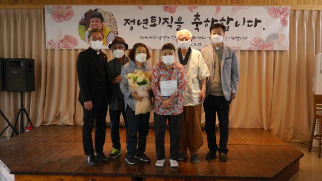 지난해 6월 강화도우리마을에서 열린 발달장애인 정혜인(61)씨의 정년퇴직 기념식에서 정씨와 가족들이 기념사진을 촬영하고 있다. 우리마을 제공
