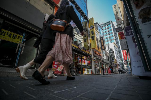사회적 거리두기가 해제되면서 자영업자들의 카드 매출이 증가한 것으로 나타난 2일 오후 서울 중구 명동에서 시민들이 이동하고 있다. 한국신용데이터에 따르면 거리두기가 해제된 지난달 18일부터 24일까지 평균 카드매출은 전년 대비 14.2% 증가했다. 뉴시스